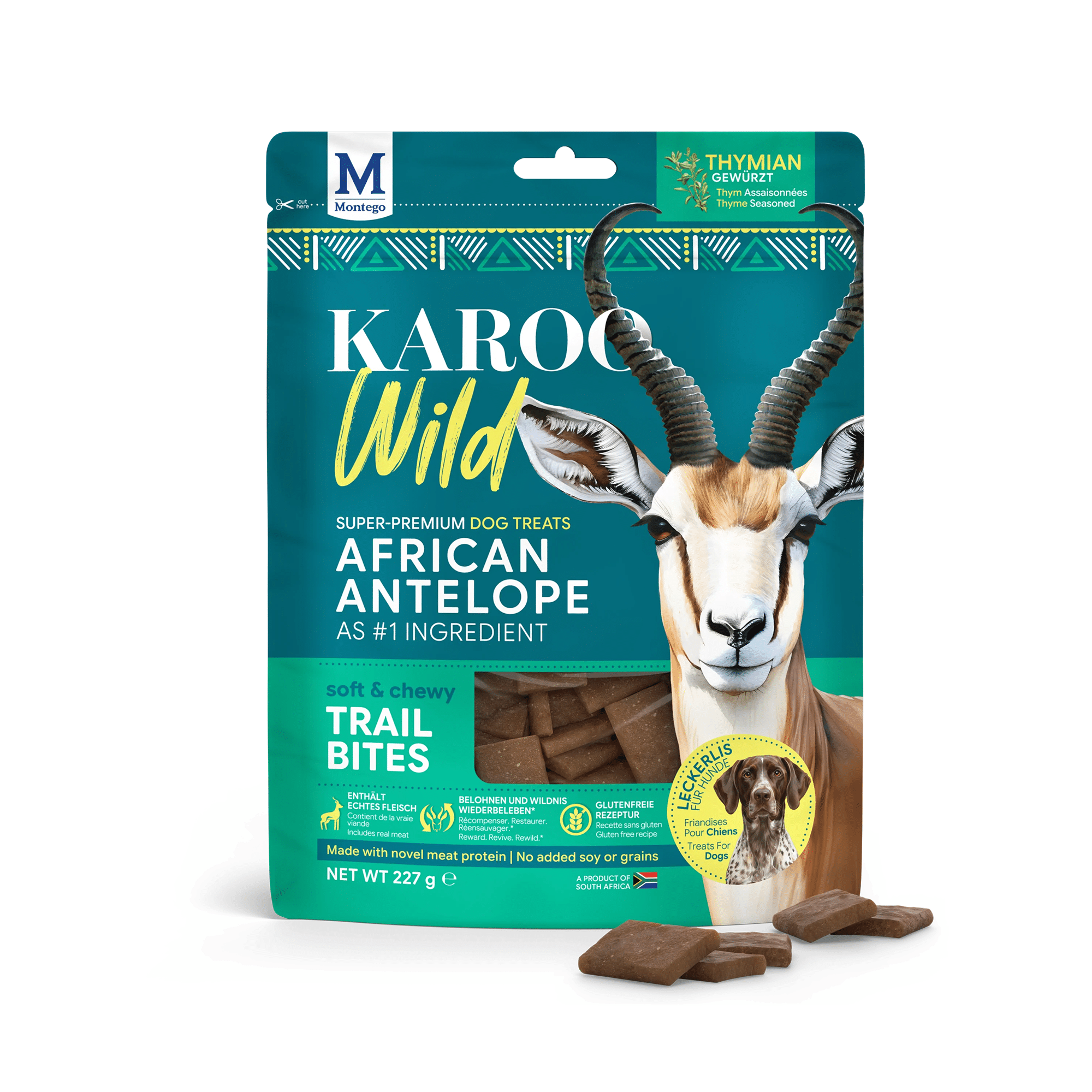 Verpakking voor hondensnoepjes met Karoo-smaak (Afrikaanse antilope), turquoise zak met afbeelding van een antilope en botvormige snoepjes.