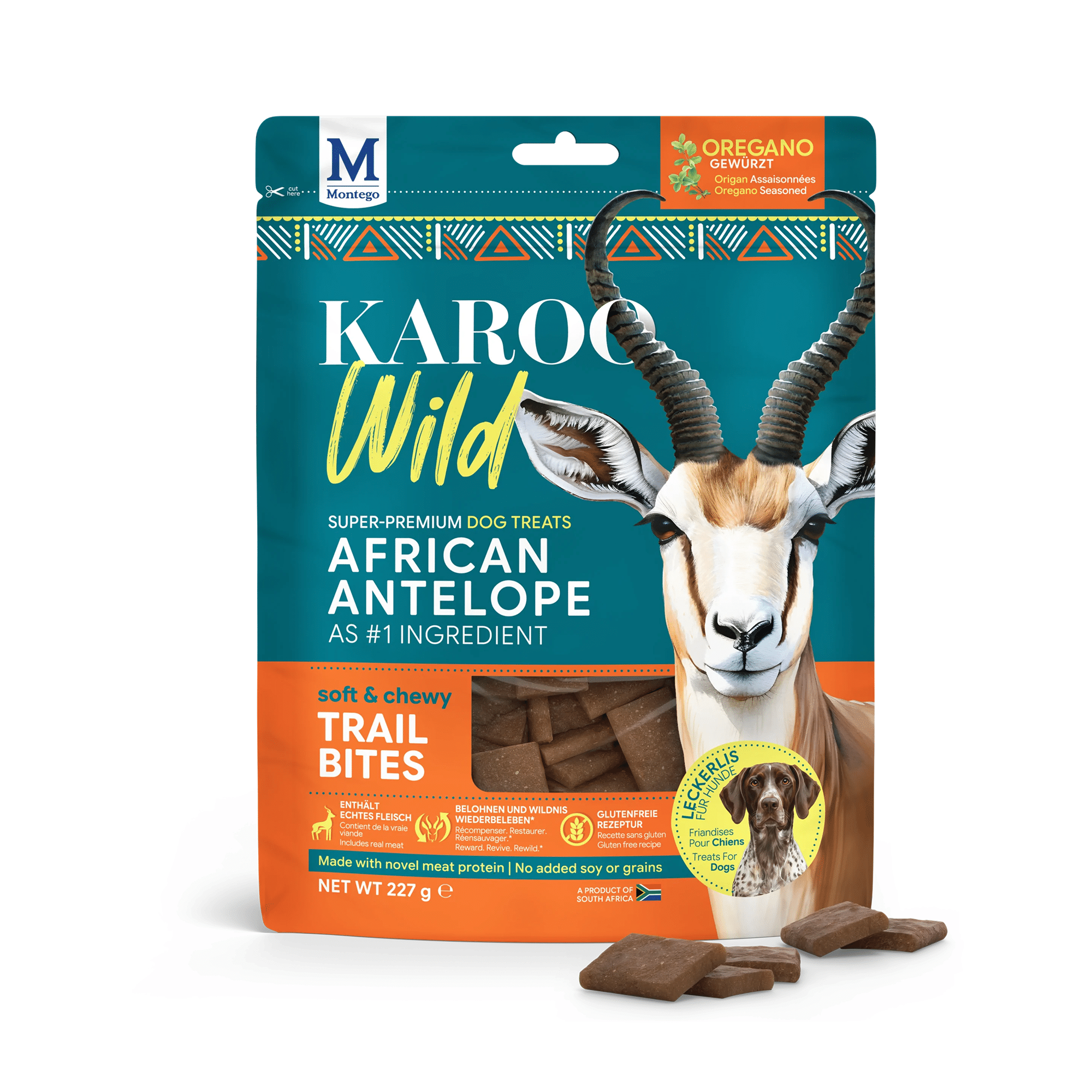 Voorkant van de turquoise verpakking van Karoo Wild Dog Treats met een afbeelding van een antilope en oranje accenten, met het opschrift 'Afrikaanse antilopesmaak'.